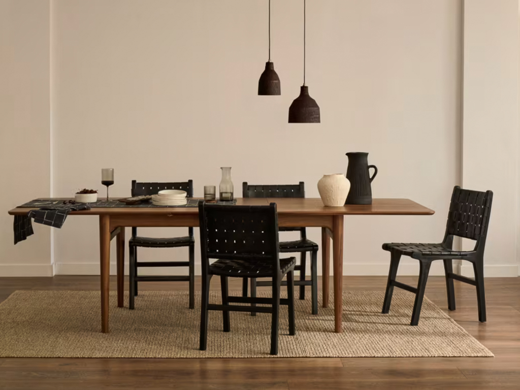 salle à manger beige et noir