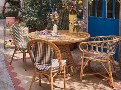 chaises de bistrot tressées en couleur