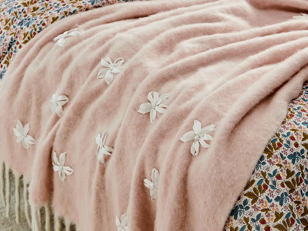 couverture rose fleurs blanches