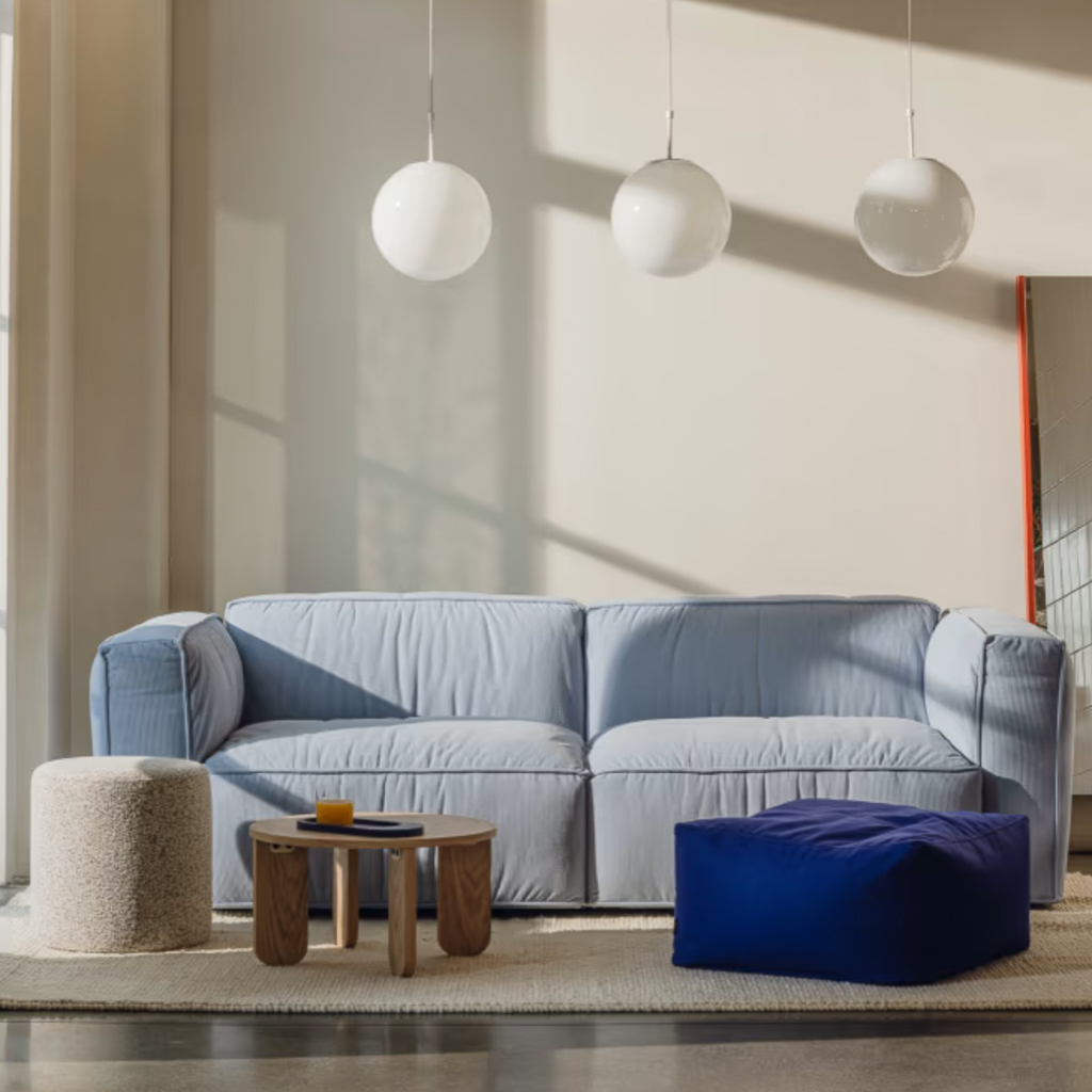 salon avec canapé bleu ciel velours