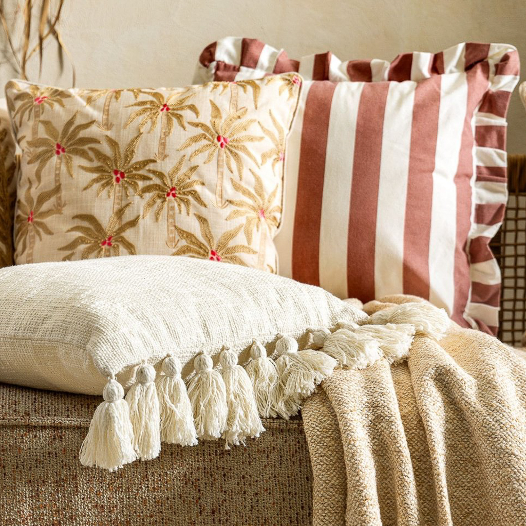 assortir des coussins sur canapé