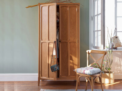 Armoire parisienne en bois brut 2 portes dans une entrée