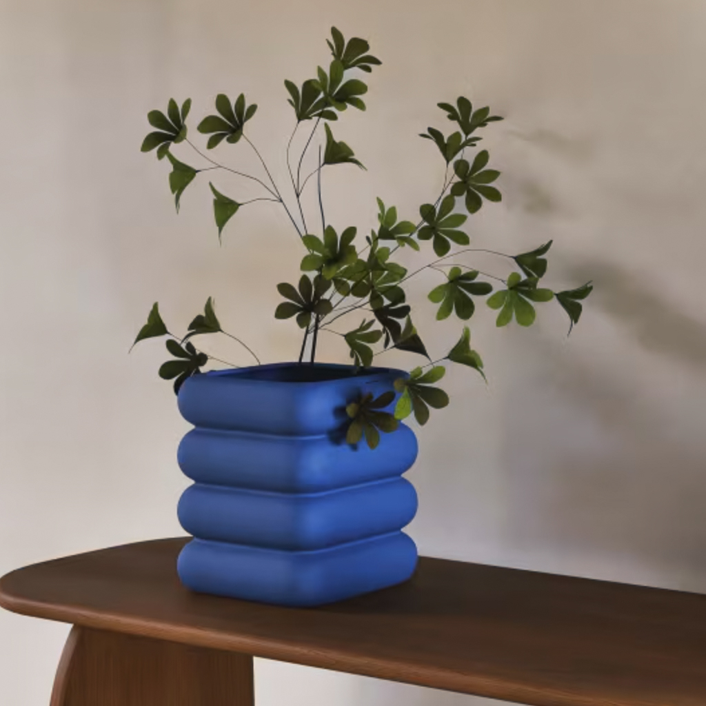 vase design bleu klein