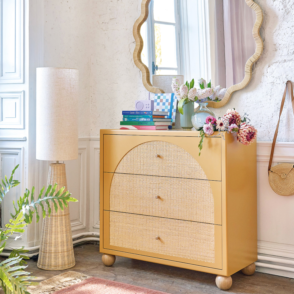 commode jaune ocre et cannage