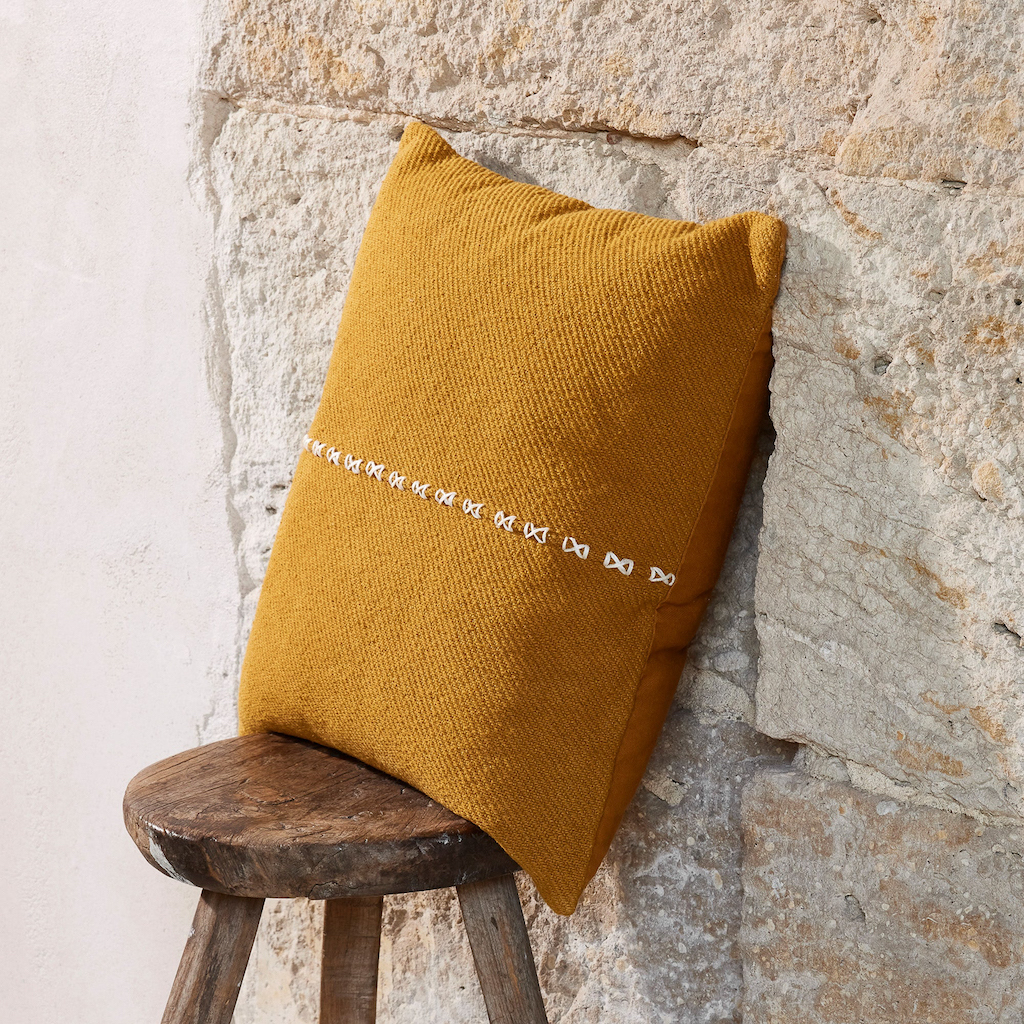 coussin jaune ocre