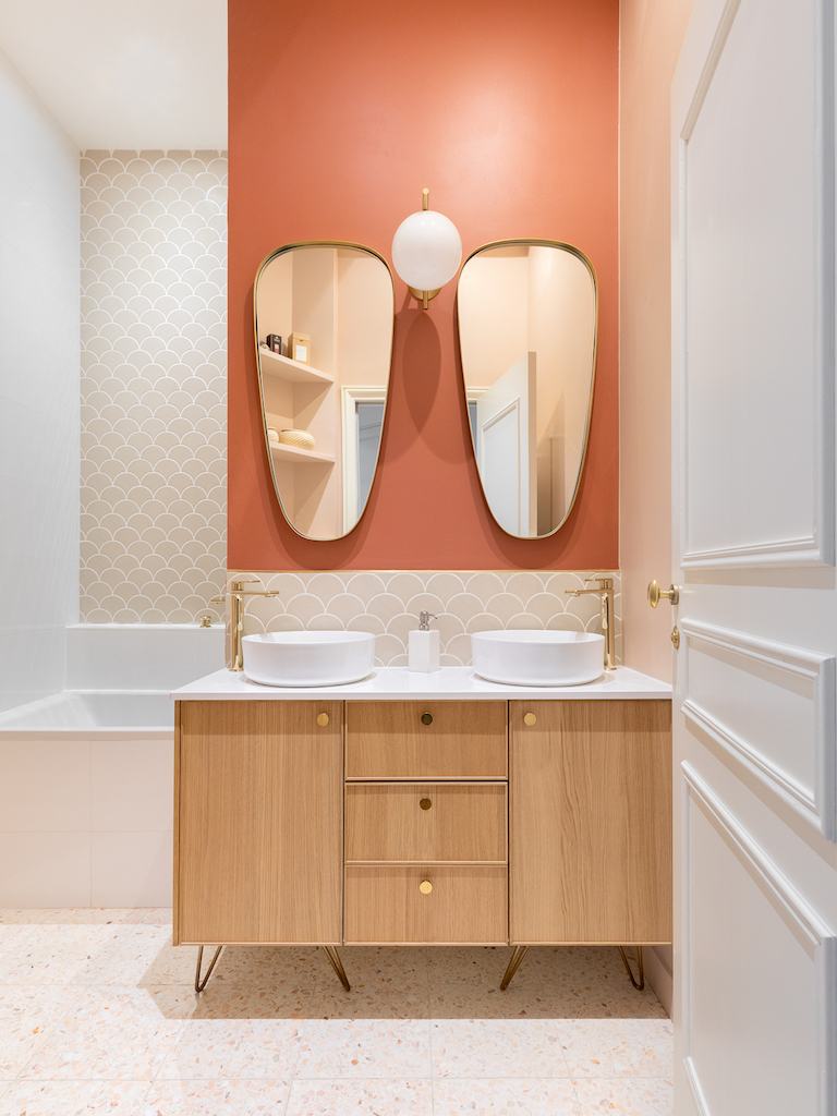 salle de bain beige et terracotta