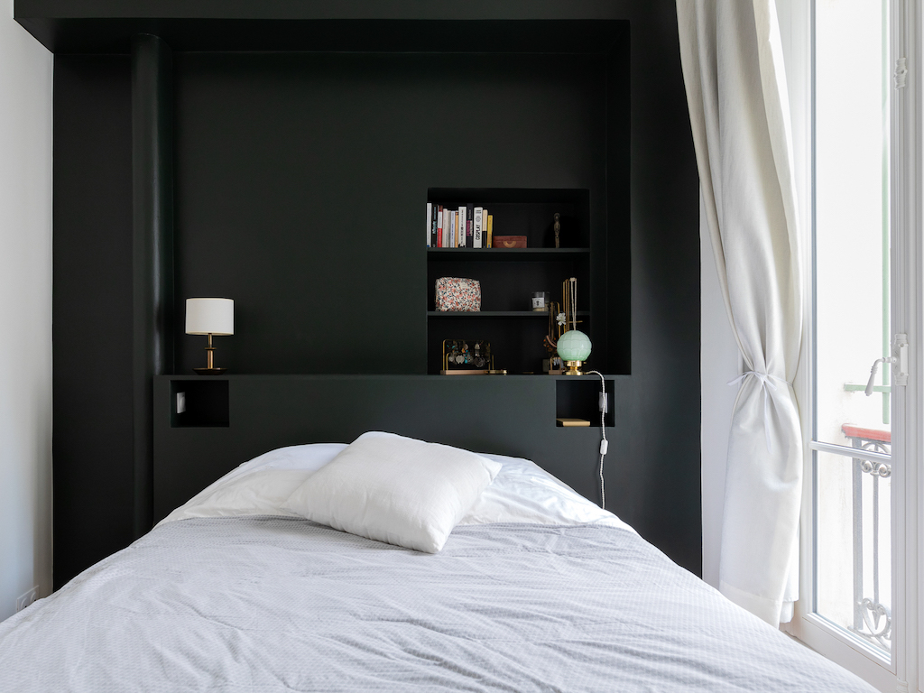 chambre mur noir en tête de lit