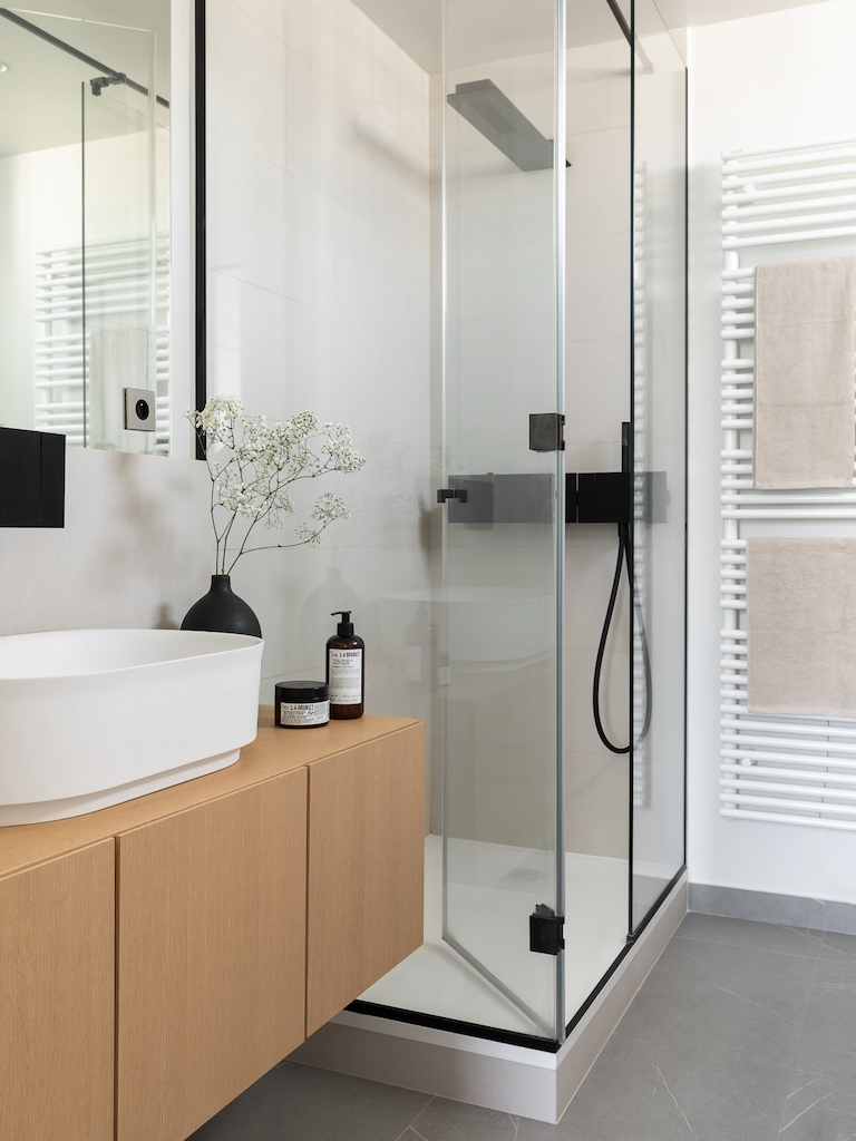 salle de bain avec douche