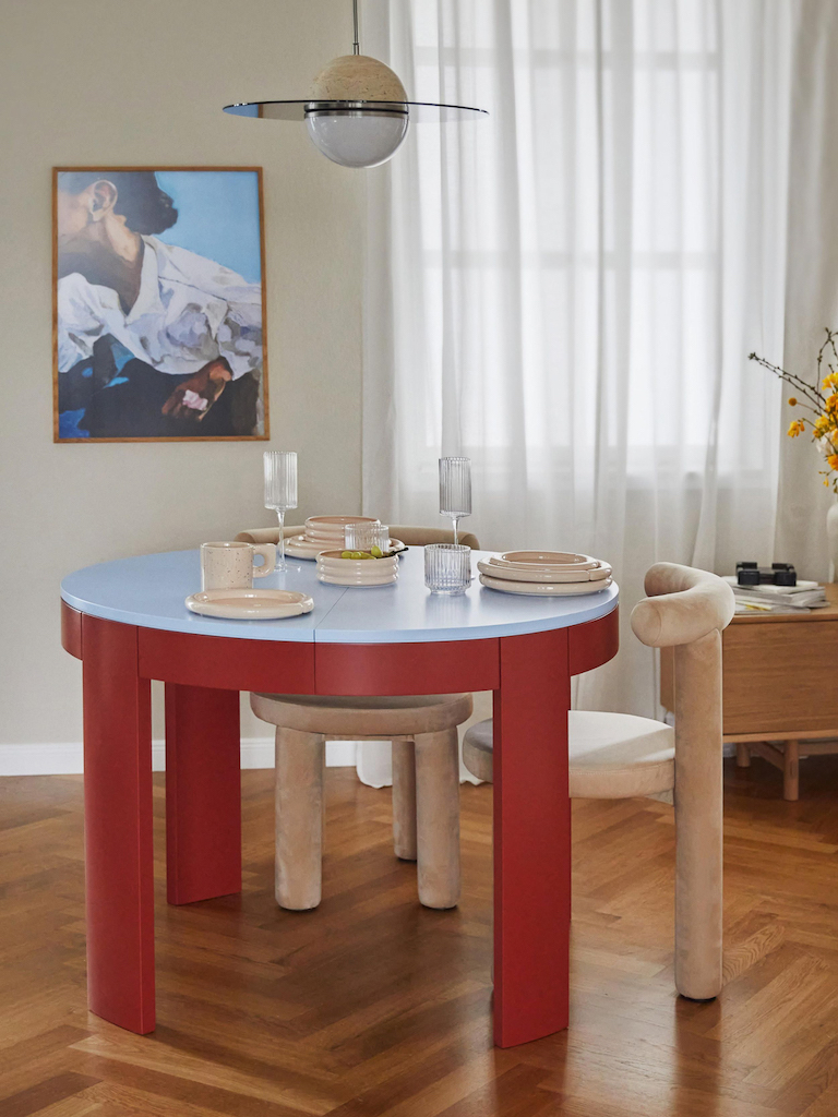 décoration bleu et rouge salle à manger