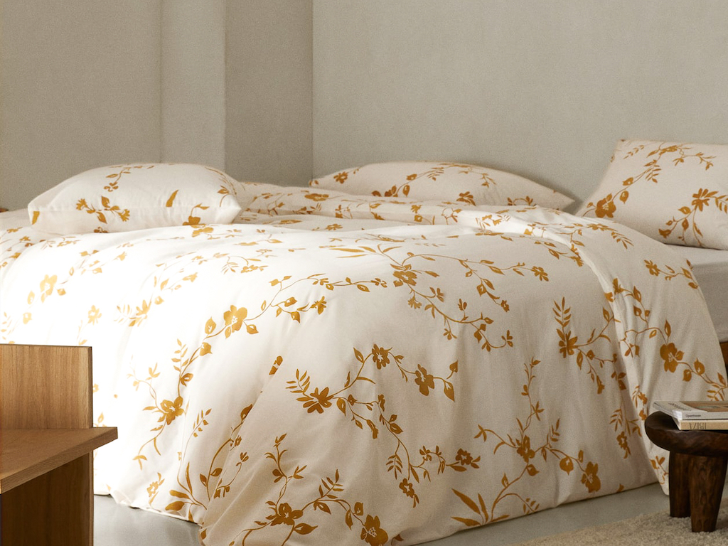 linge de lit fleuri jaune ocre et blanc