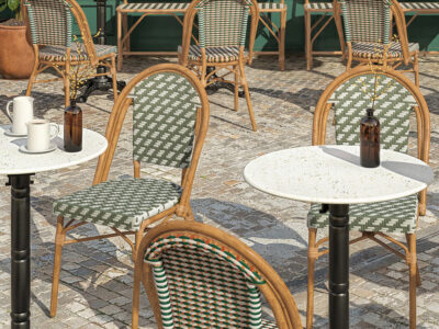 chaises de bistrot parisien