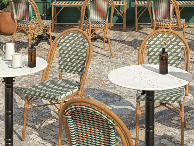 chaises de bistrot parisien