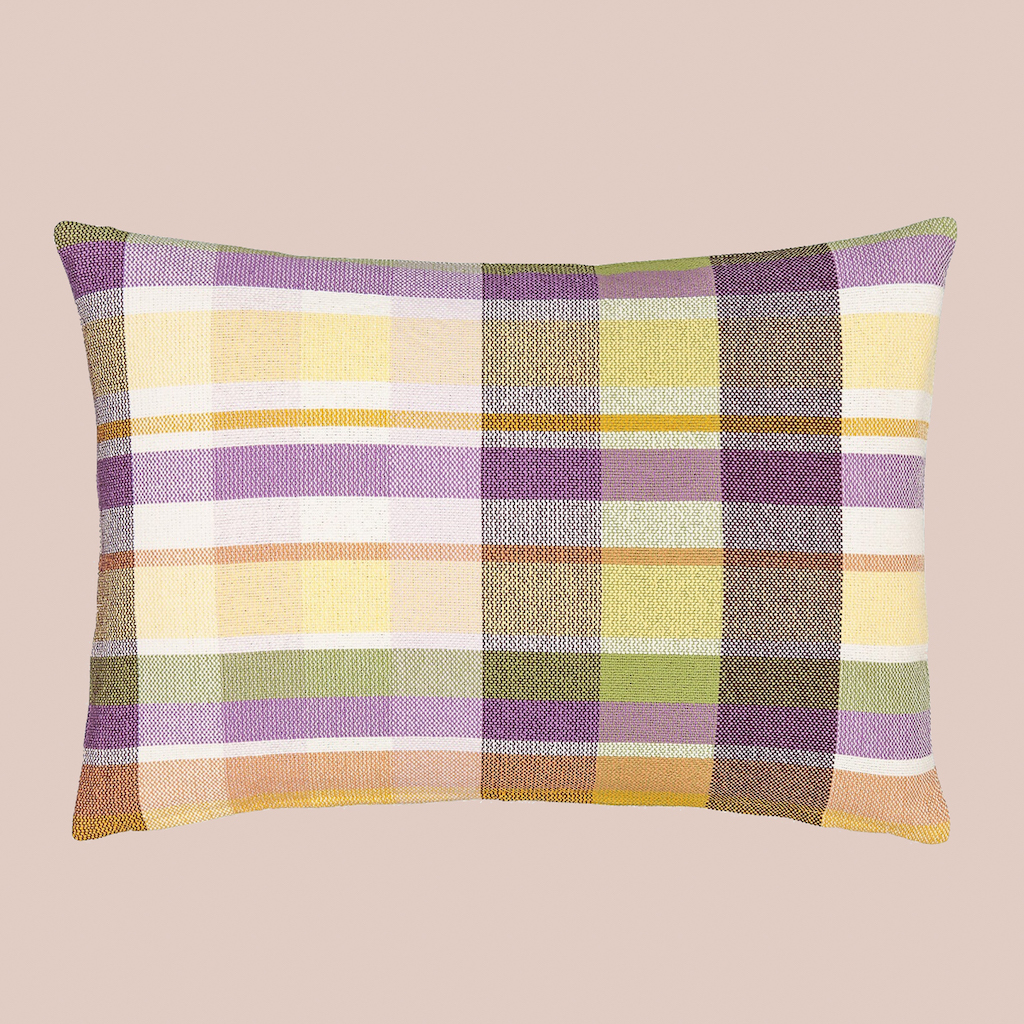 coussin à carreaux couleur lilas et pastel