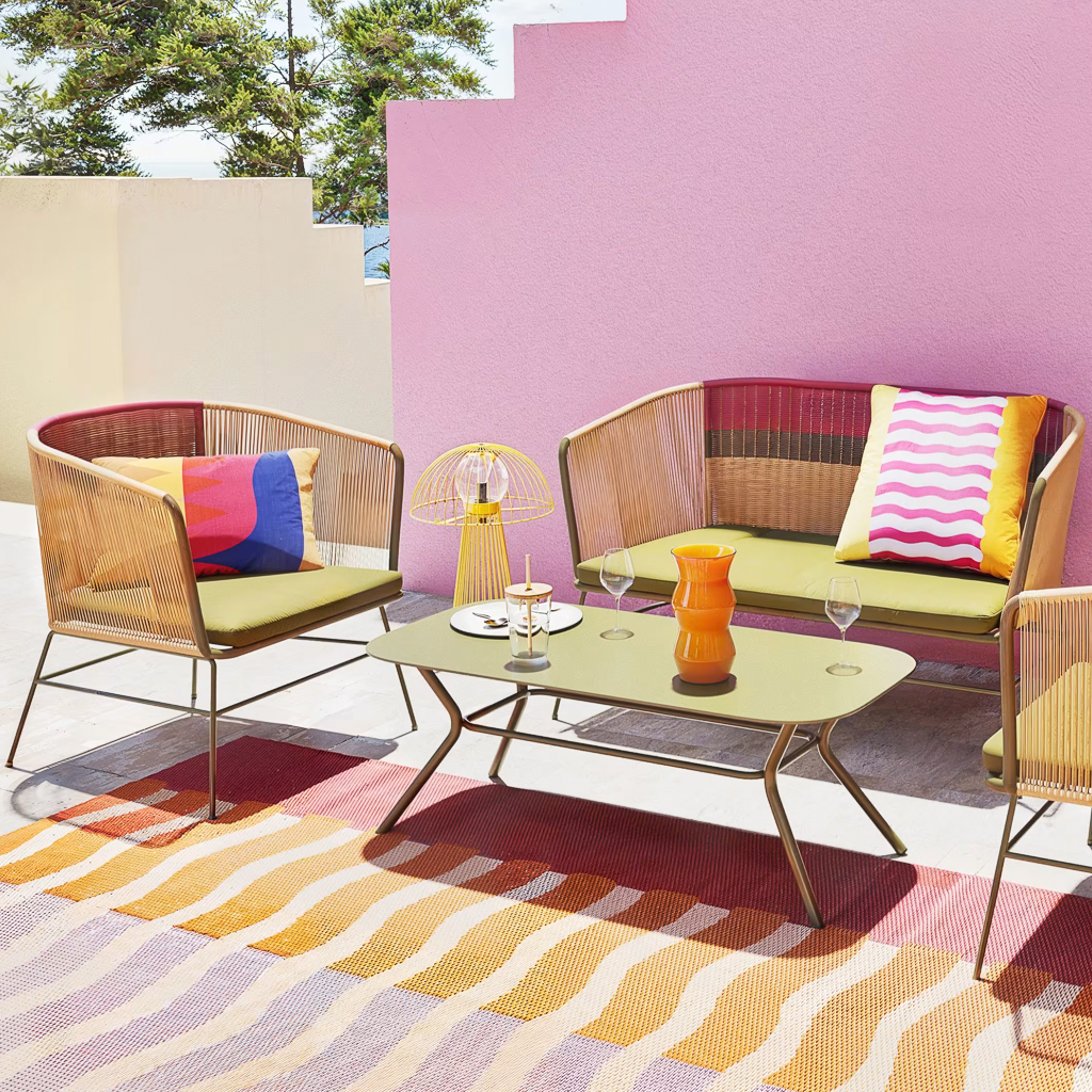 déco bord de piscine en couleurs