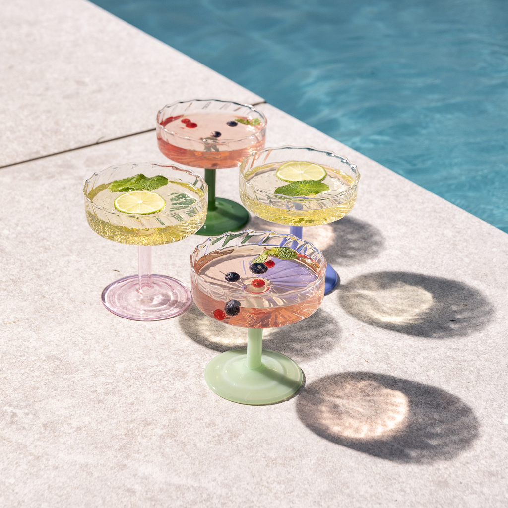 déco bord de piscine en couleurs