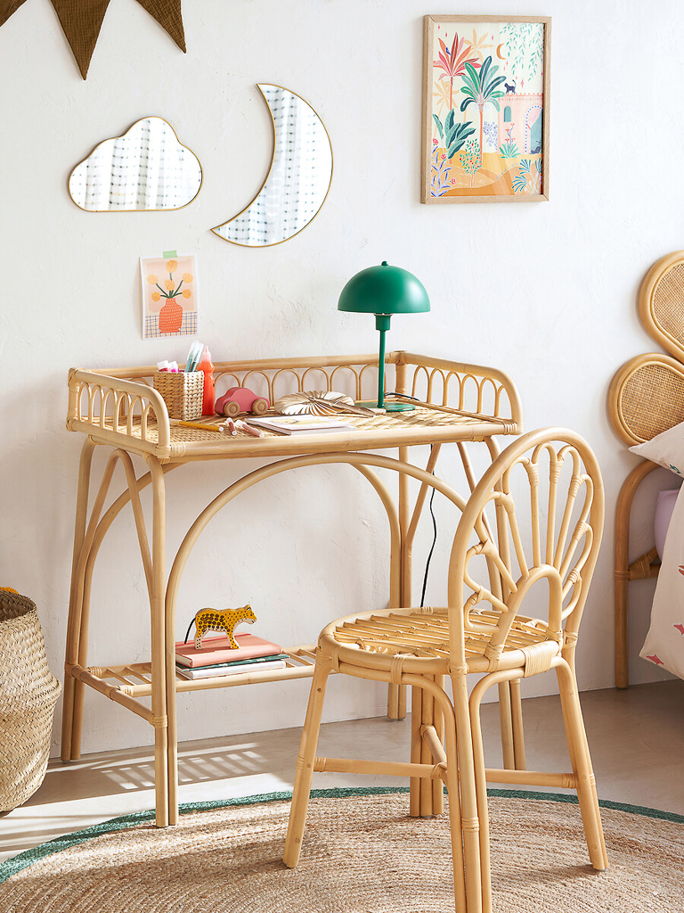 bureau d'enfant primaire en rotin