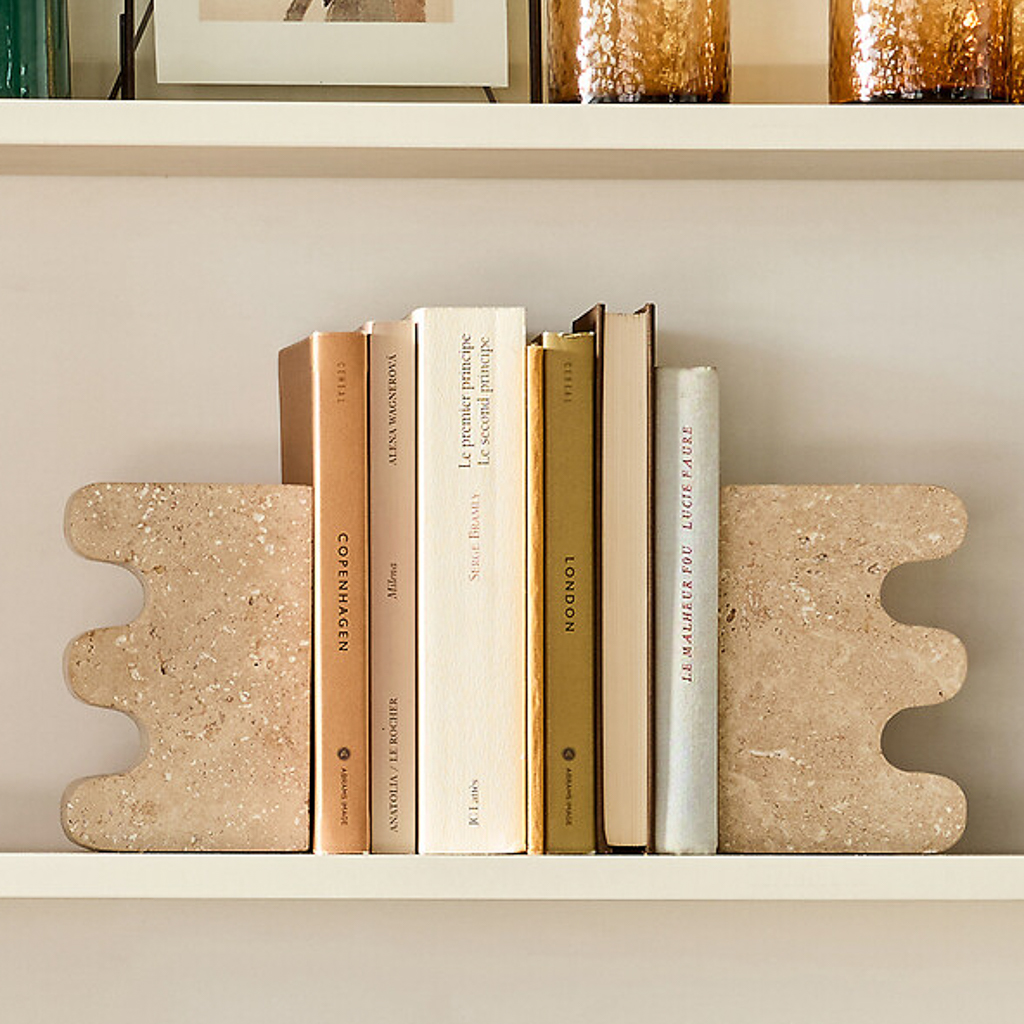 serre-livres design en travertin