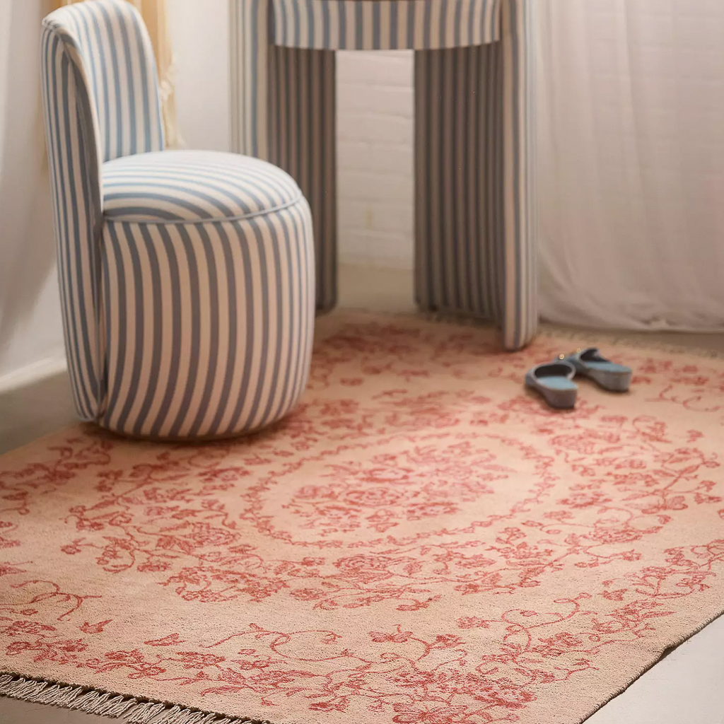 tapis fleuri rouge et rose