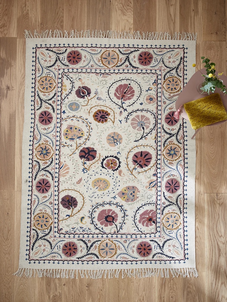 tapis fleuri sur fond blanc