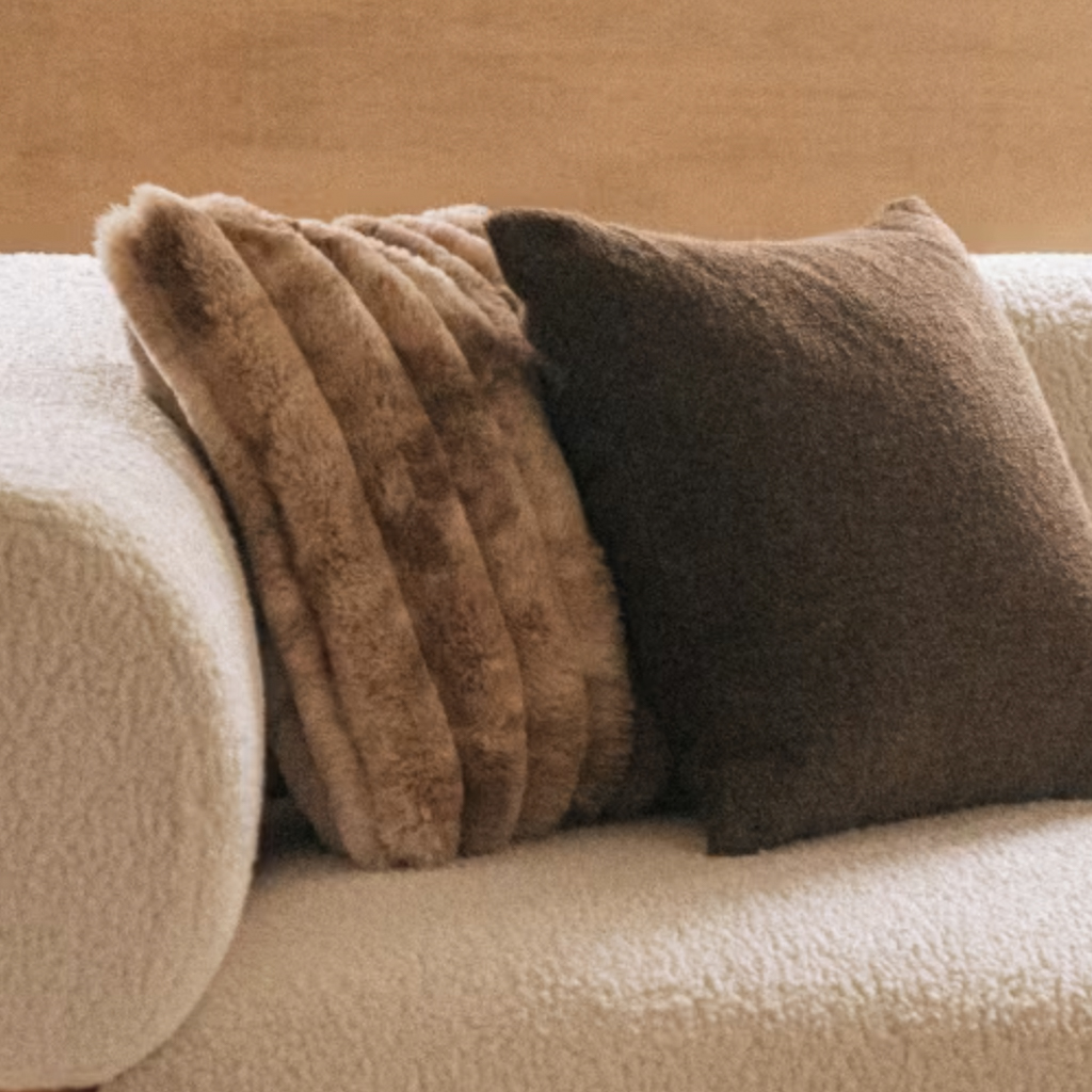 coussin en fausse fourrure beige