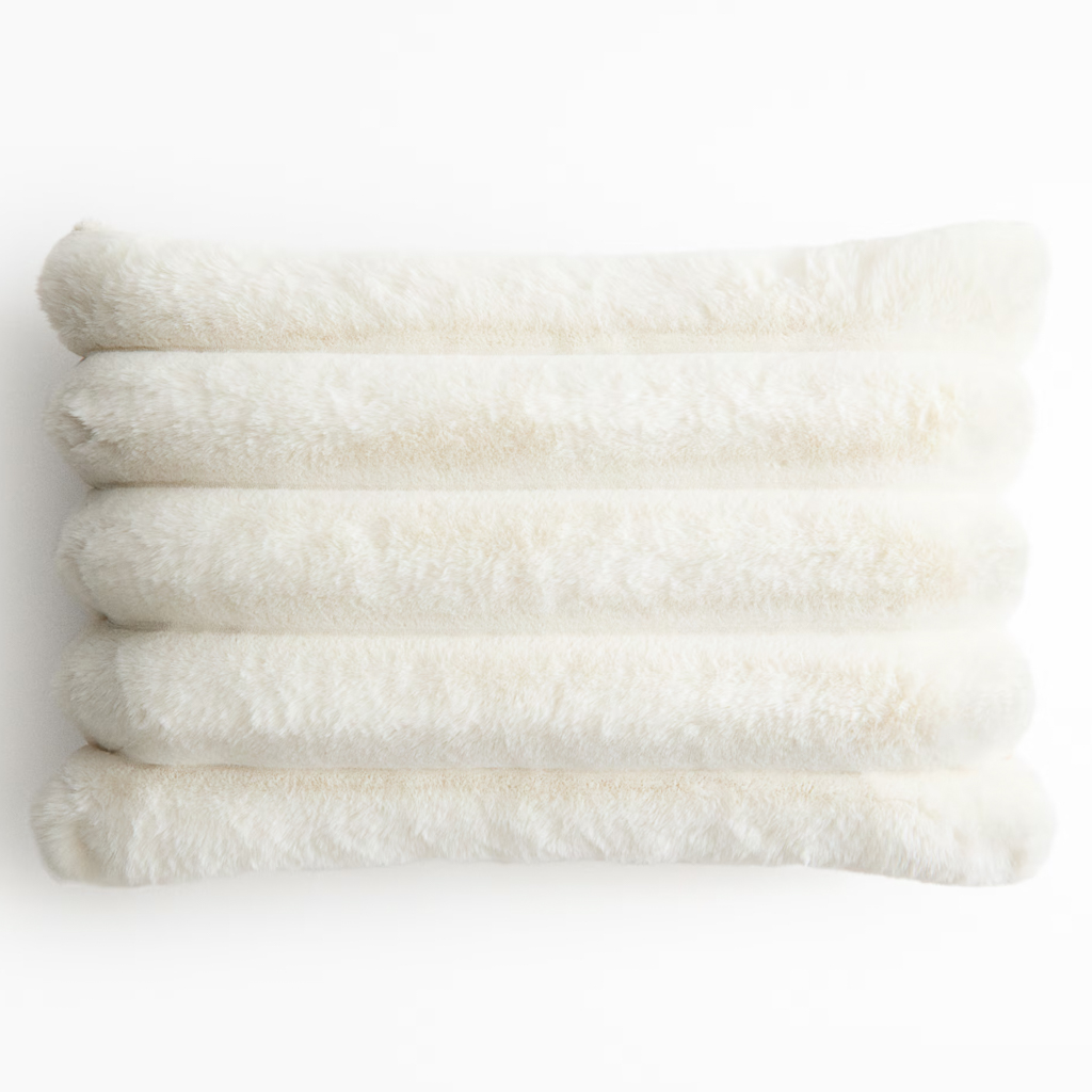 coussin en fausse fourrure blanc côtelé