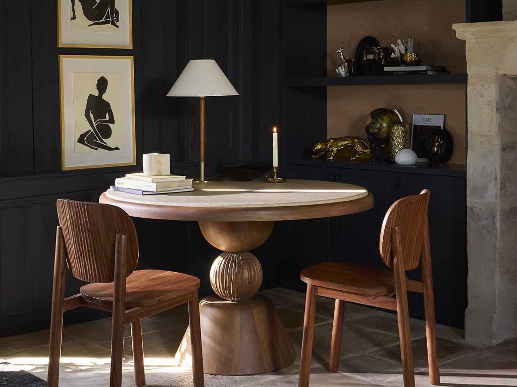 salle à manger avec mur noir et meubles beige