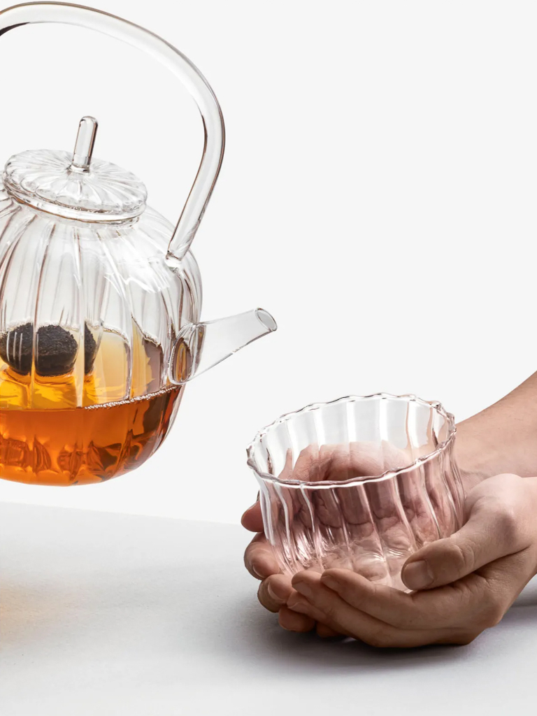 théière et tasse en verre cannelé