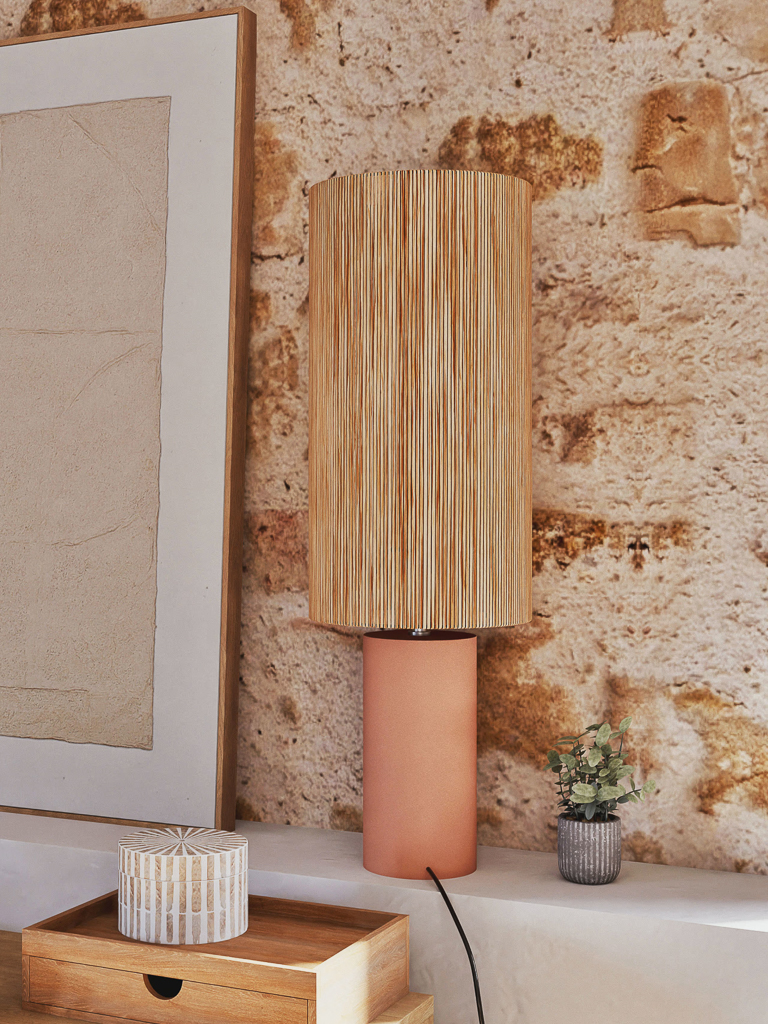 lampe en céramique rose et raphia