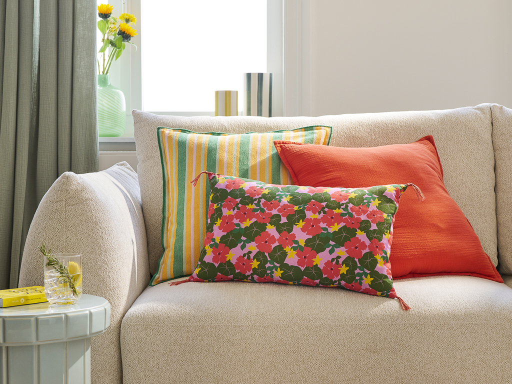 mélange de coussin sur canapé