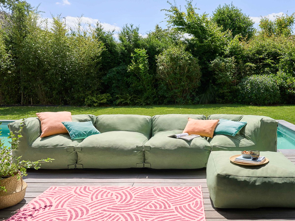 Décoration bord de piscine pastel
