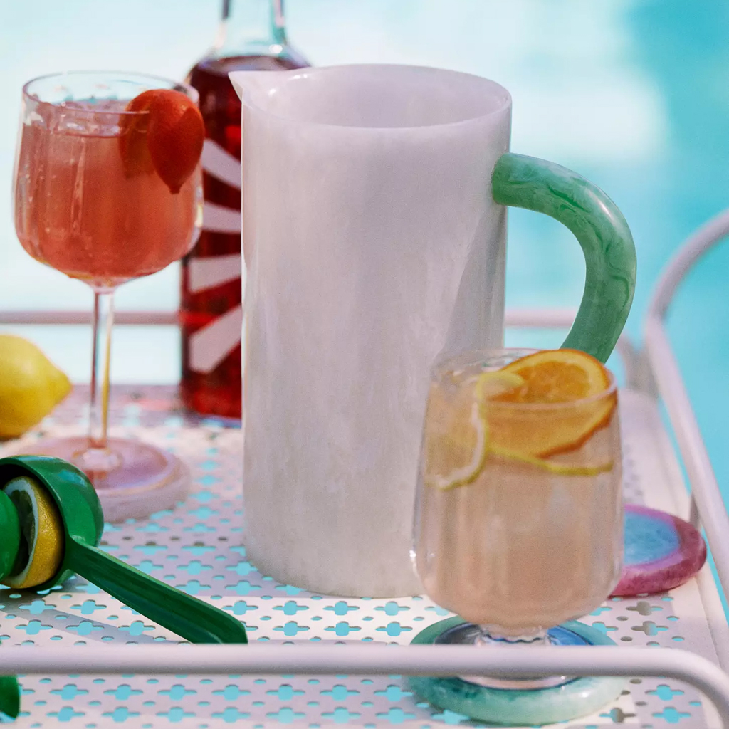 Décoration bord de piscine pastel