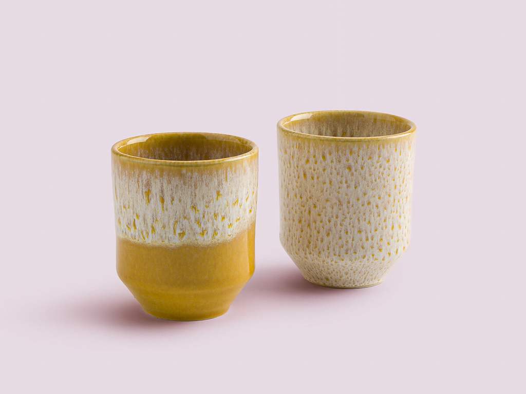 tasses en céramique jaune