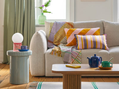 canapé avec coussin multicolores