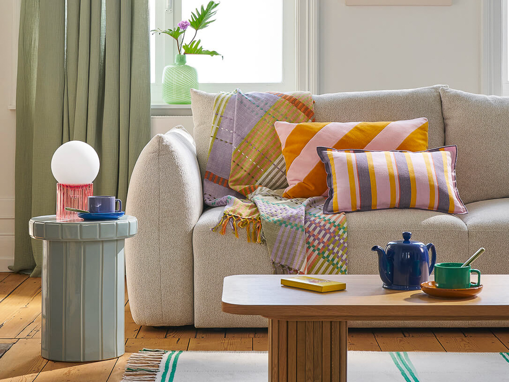 canapé avec coussin multicolores