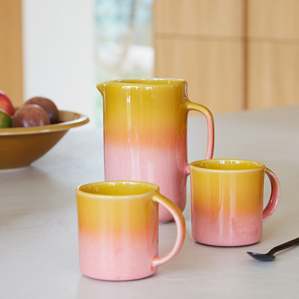 pichet et tasse jaune et rose