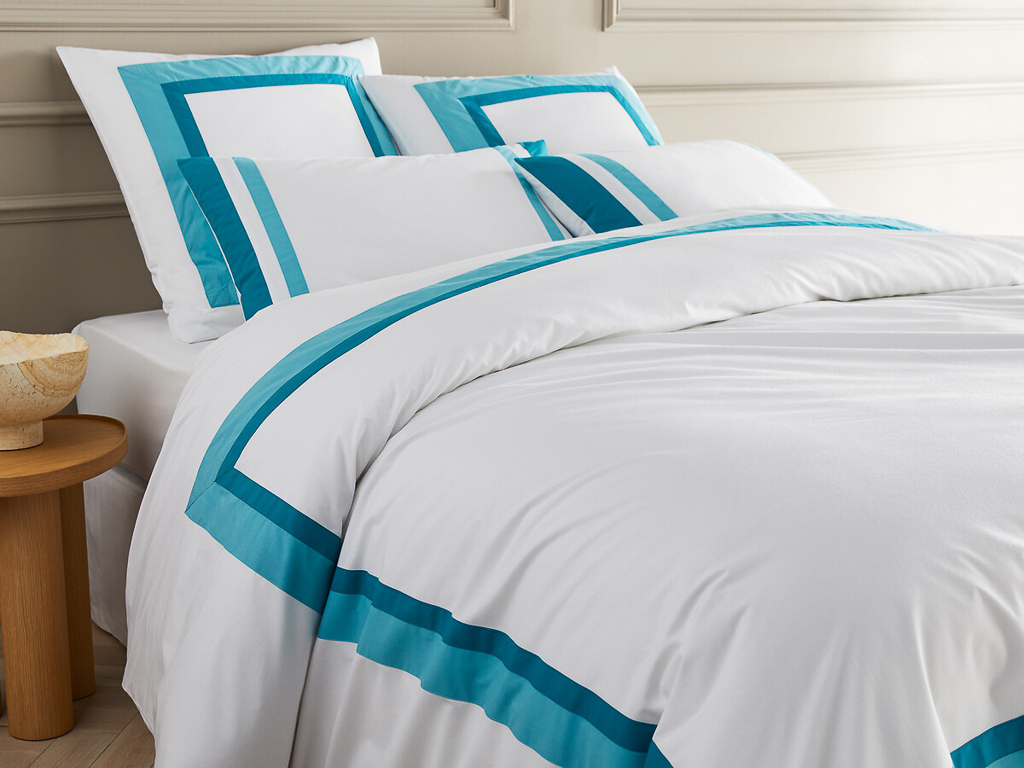 linge de lit turquoise et blanc