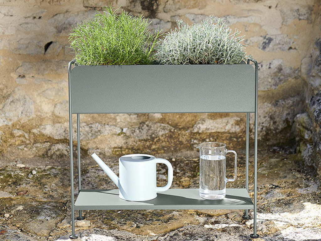 Jardinière en métal vert sauge