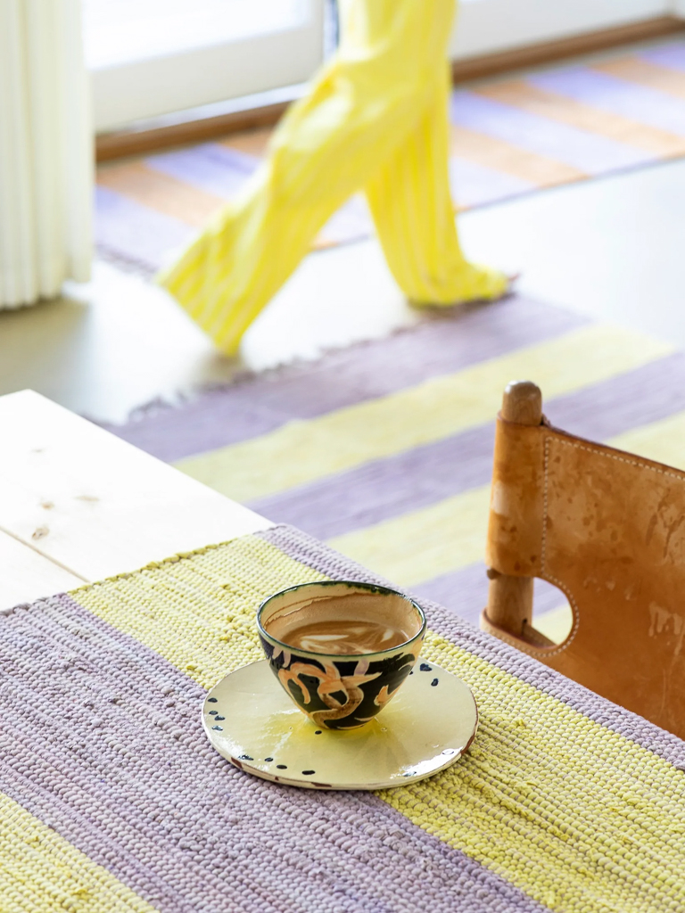 décoration jaune citron, lilas et brun