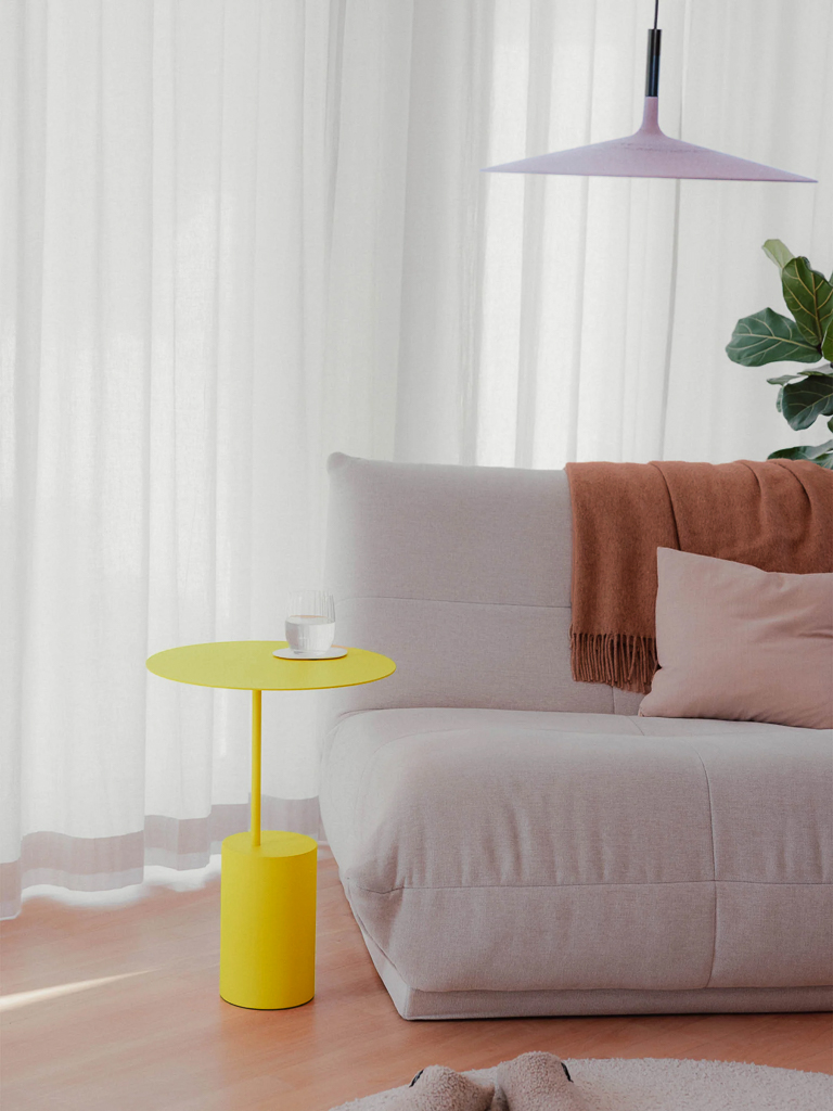 décoration jaune citron, lilas et brun