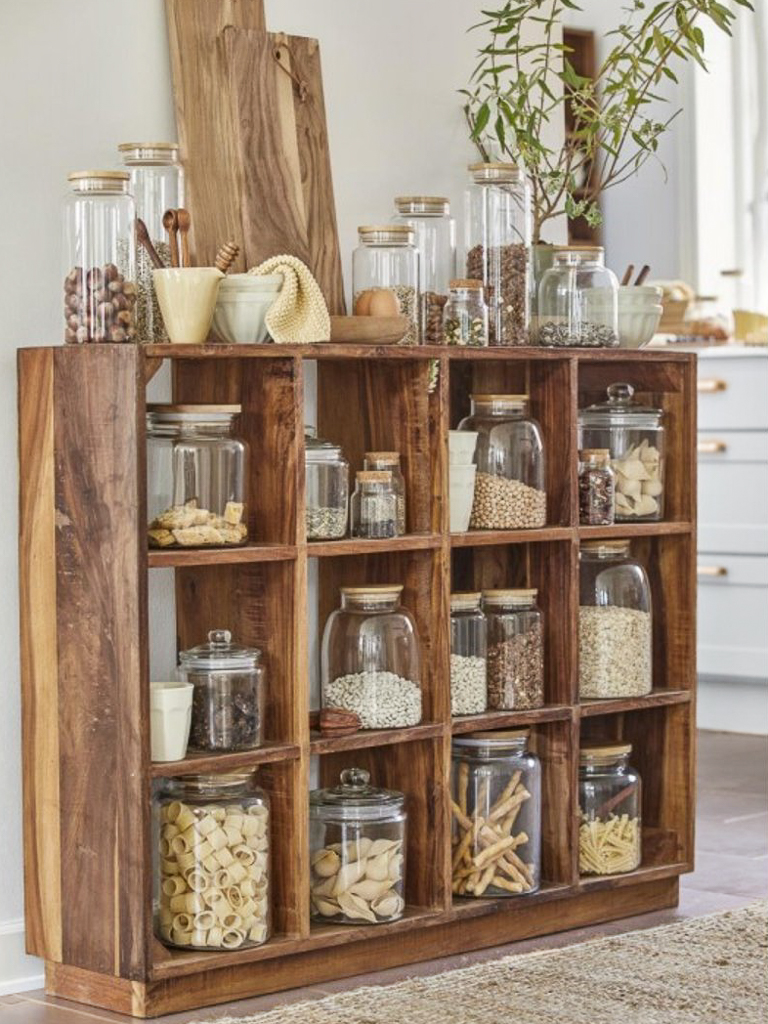 bocaux en verre vintage sur étagère en bois dans une cuisine de maison de campagne