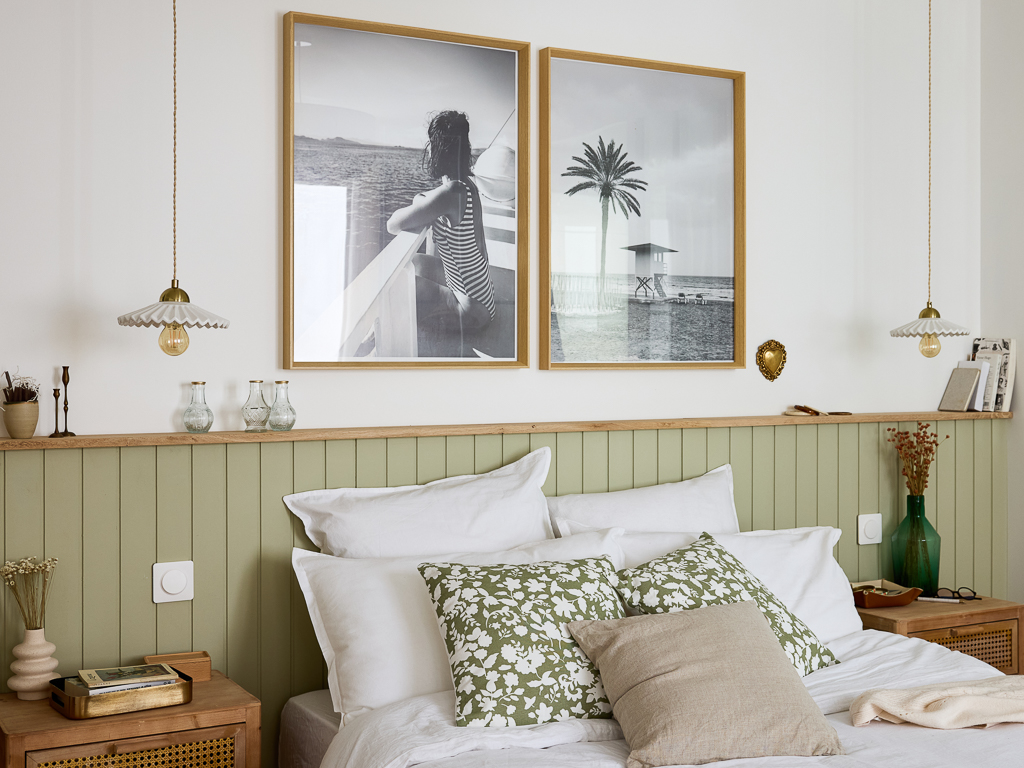 chambre de maison de campagne avec lambris peints en vert