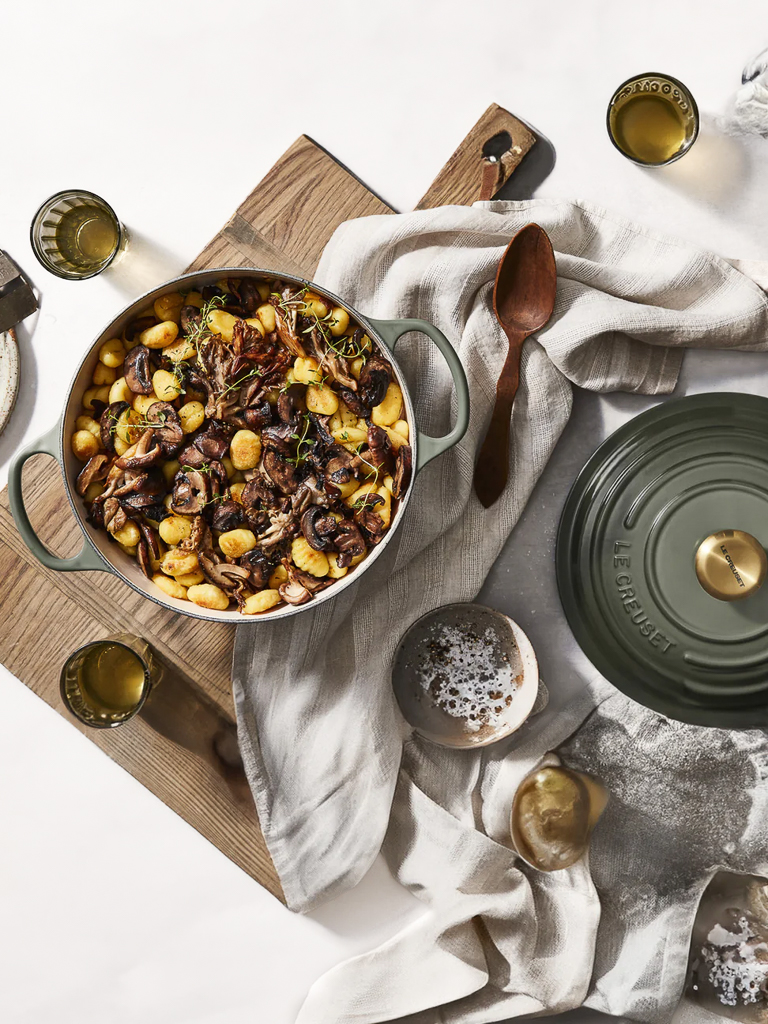 plat mijoté dans une cocotte le creuset vert sauge