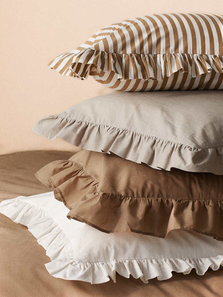 coussin rayé à volants