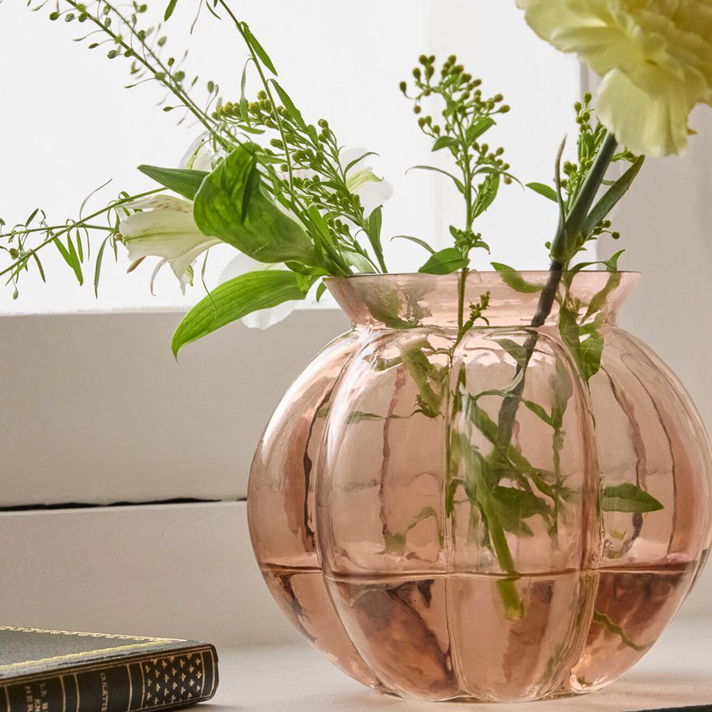 vase rond en verre rose