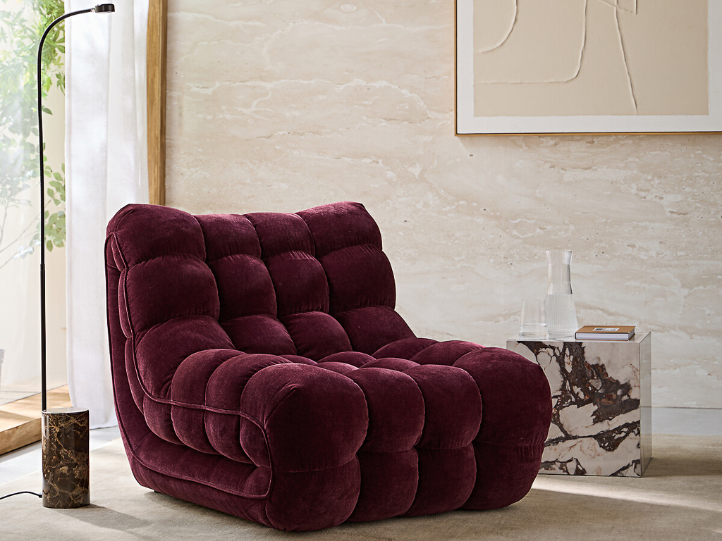 fauteuil capitonné en velours bordeaux