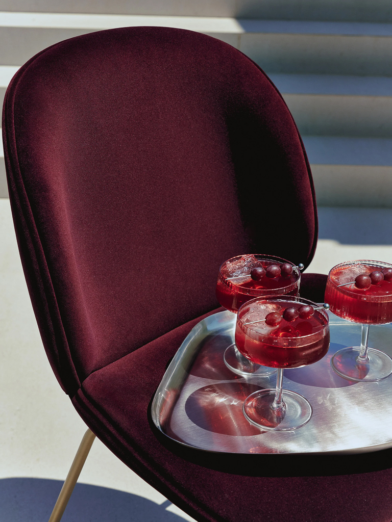 chaise beetle gubi en velours bordeaux