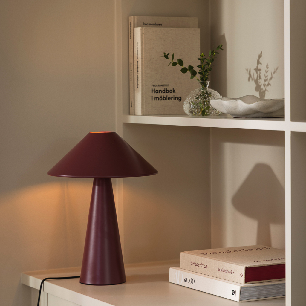 lampe de table design en métal bordeaux