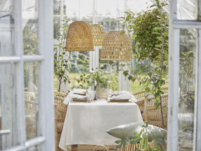 salle à manger de maison de campagne sous véranda