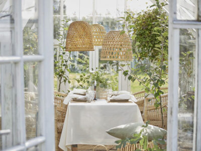 salle à manger de maison de campagne sous véranda