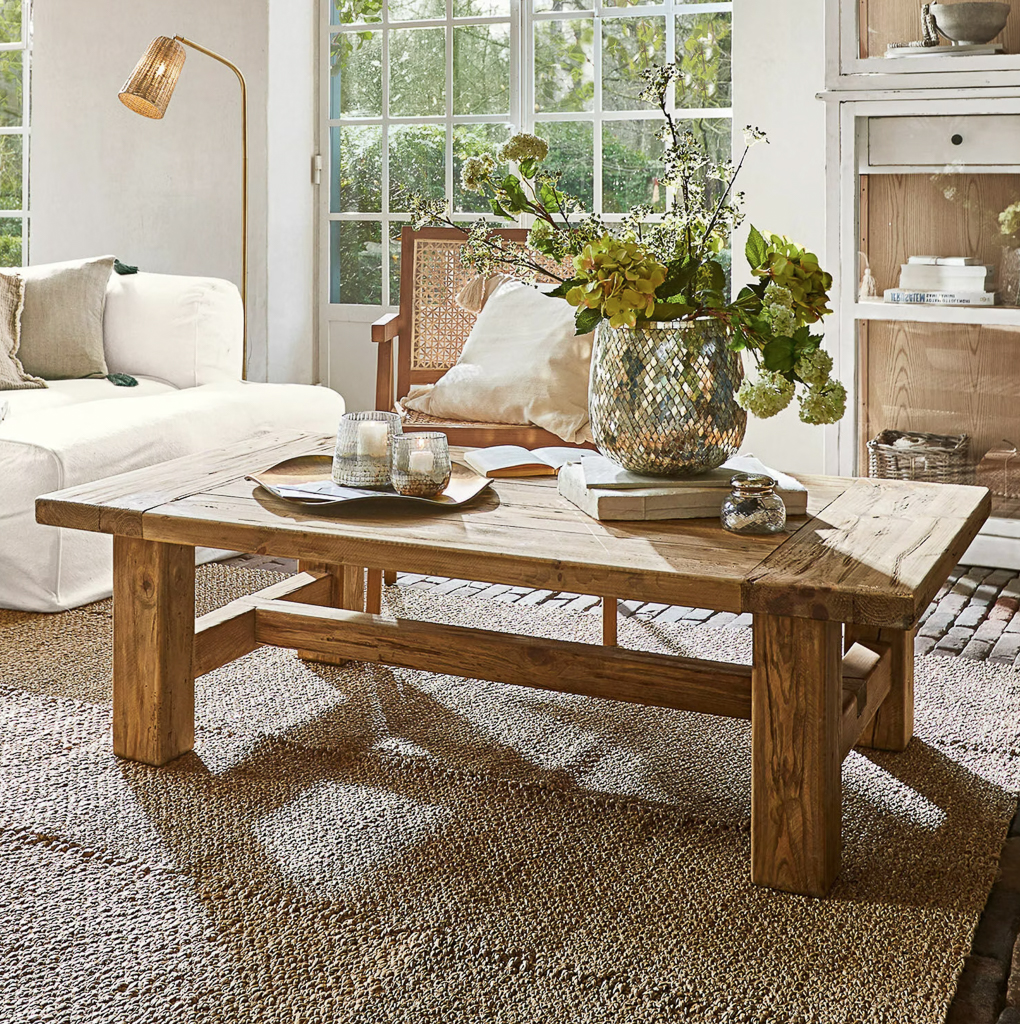 salon maison de campagne avec table basse rectangulaire en bois massif